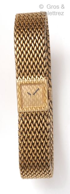 BOUCHERON Bracelet montre en or jaune, boîtier carré, cadran ciselé de motif ondulant,...