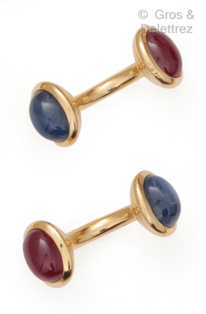 null Pair of yellow gold cufflinks, each with a ruby and a cabochon sapphire. Gross...
