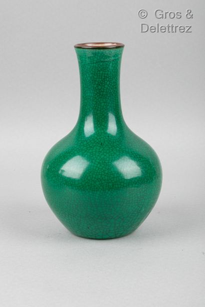 null 
Chine. Vase en porcelaine craquelée émaillée vert de forme balustre à haut...