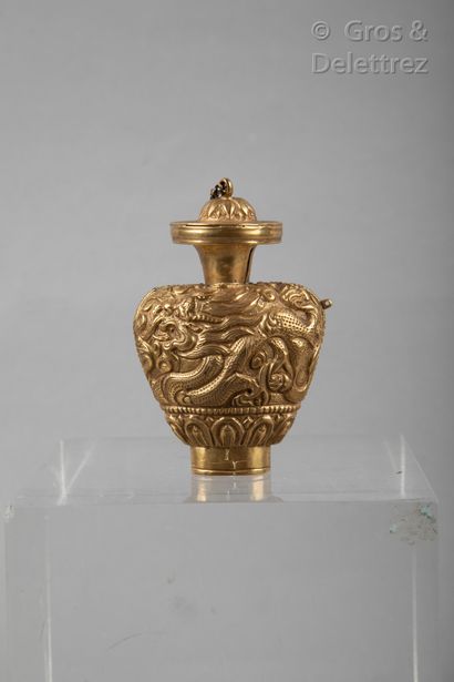 null Chine, fin de la période Qing

Flacon tabatière en cuivre doré repoussé, à décor...