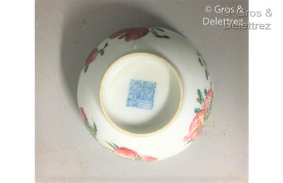 null Chine, petit bol en porcelaine blanche décoré en émaux polychromes de pêche...