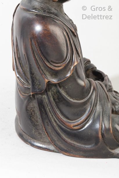 null Sujet en bronze représentant un bouddha assis dans le geste de la prise de la...