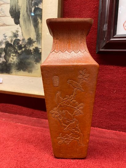 null Chine, début XXe siècle Vase quadrangulaire réalisé à partir d'une coloquinte,...