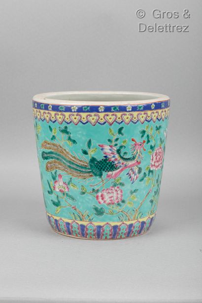 null Chine, petite jardinière en porcelaine décorée en émaux polychromes d'un dragon...