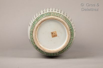 null Chine, fin XIXème siècle

Vase rouleau en porcelaine et émaux de la famille...