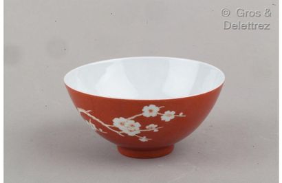 null Chine, petit bol en porcelaine à décor de branches de prunus en fleurs sur fond...