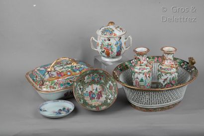 null Chine, fin XIXe siècle 

Lot de six porcelaines de Canton, comprenant une corbeille...