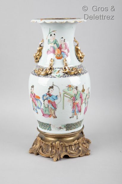 null Chine, fin XIXème siècle

Vase balustre en porcelaine et émaux de la famille...