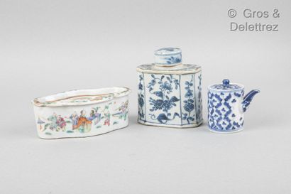 null Chine, fin XIXe siècle

Lot comprenant une Boîte à criquet en porcelaine et...