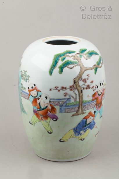 null Vase ovoïde en porcelaine décoré en émaux polychromes à décor d'enfants jouant.

Travail...