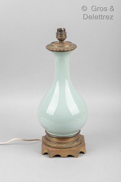 null Chine, XIXe siècle

Vase piriforme en porcelaine et émail céladon. 

H. 25 cm...