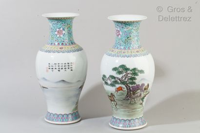 null Chine, XXe siècle

Paire de vases balustres en porcelaine et émaux de la famille...