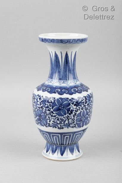 null Vase balustre à col évasé en porcelaine décoré en bleu sous couverte de rinceaux...