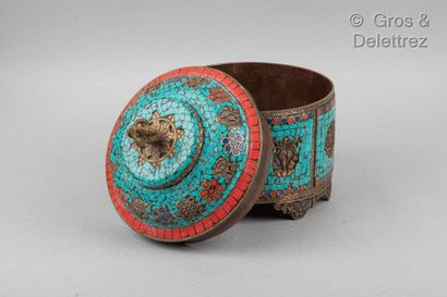 null Travail sino-tibétain Boîte circulaire couverte en cuivre à décor incrusté de...