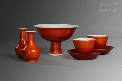 null Chine, XVIII-XIXe siècle Lot de cinq objets en porcelaine émaillée corail comprenant,...