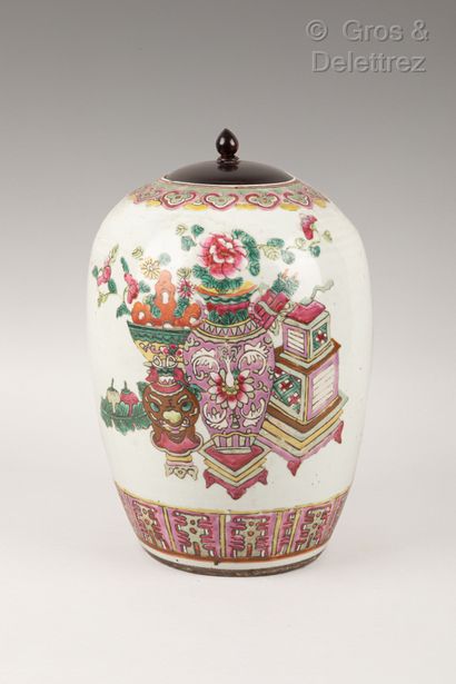 null Chine, fin XIXème siècle

Pot à gingembre en porcelaine et émaux de la famille...