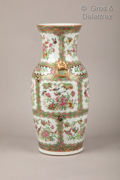 null Chine, début XXème siècle

Vase en porcelaine de Canton à décor de papillons,...