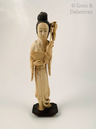 null Chine, vers 1900 Statuette en ivoire, représentant une jeune femme à l éventail,...
