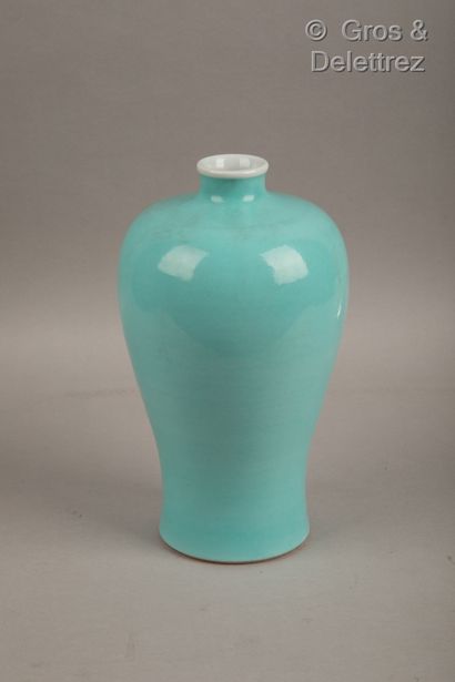 null Chine, Xxe siècle

Vase meiping en porcelaine émaillée bleu turquoise. 

H....