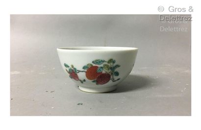 null Chine, petit bol en porcelaine blanche décoré en émaux polychromes de pêche...
