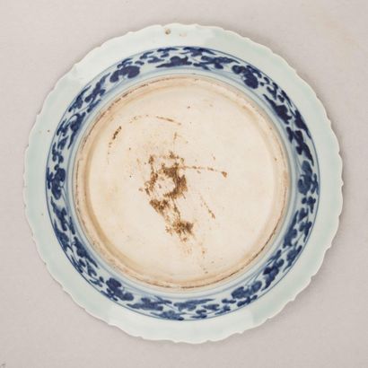 null Chine, début XXe siècle Lot comprenant un bassin et un plat en porcelaine bleu...