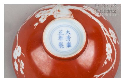 null Chine, petit bol en porcelaine à décor de branches de prunus en fleurs sur fond...