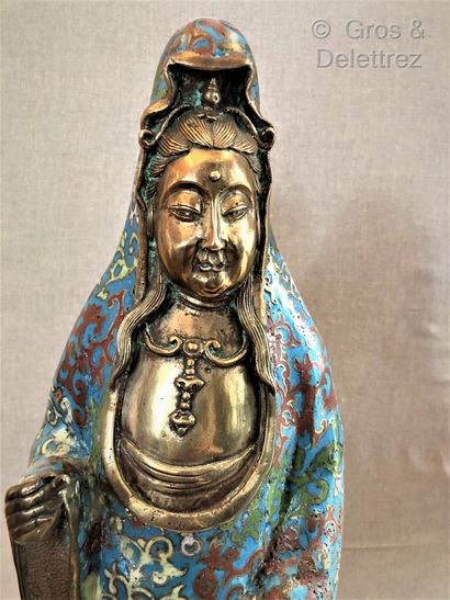 null Guanyin en bronze cloisonné, elle est représentée debout.

Japon, XXe

Haut...