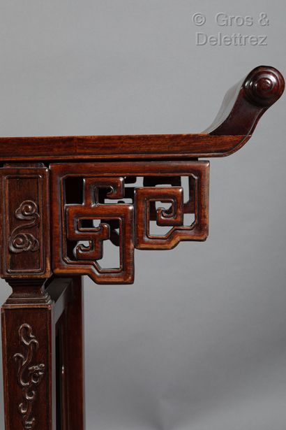 null Table d autel de type Qiaotouan, en bois de hongmu, de forme étroite aux extrémités...