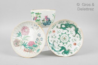 null Chine, fin XIXème siècle

Lot comprenant une coupe et une soucoupe floriforme...