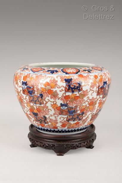 null Japon, fin XIXe siècle

Pot en porcelaine, à décor Imari de félins dans des...
