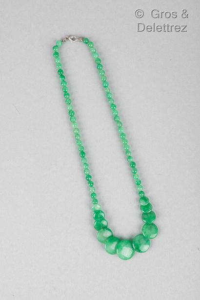 null 
Chine, Xxe siècle




Deux collier à perles à l'imitation de la jadéite. L....