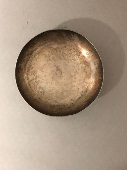 null Chine, vers 1900

Coupelle circulaire en argent reposant sur un pied bat. 

Diamètre...