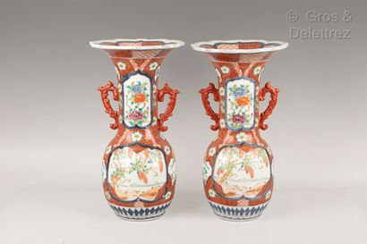null Japon, vers 1920

Paire de grands vases à ouvertures floriforme en porcelaine,...