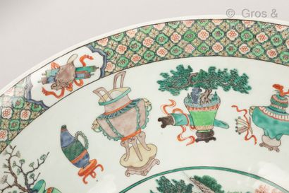 null Chine, vers 1880-1900

Importante coupe en porcelaine et émaux de la famille...