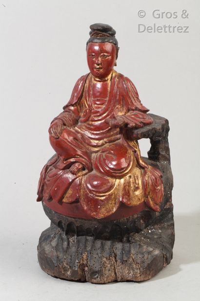 null Chine, XVIIe-XVIIIe siècle Sujet en bois sculpté, laqué rouge, brun et or, représentant...
