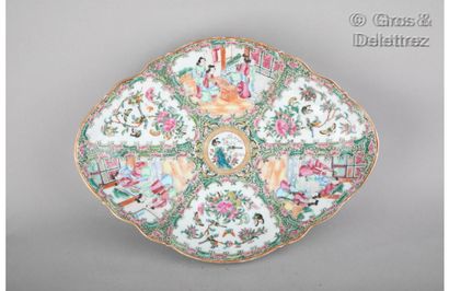 null Chine, vers 1880-1900 Coupe polylobée sur piédouche en porcelaine de Canton...