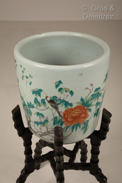 null Chine, fin XIXème siècle

Deux jardinières formant pendant en porcelaine et...