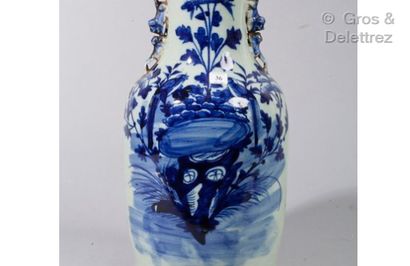 null Vase balustre en porcelaine à décor en bleu sur fond céladon, d'une composition...