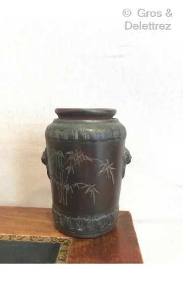 null Chine, XXe siècle

Petit vase en terre cuite yixing, à décor de bambous et calligraphie,...