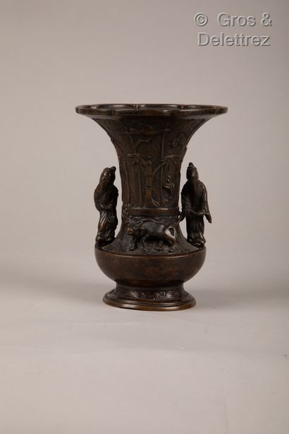 null Japon, période Meiji

Vase Gu à col floriforme en bronze de patine brune à décor...