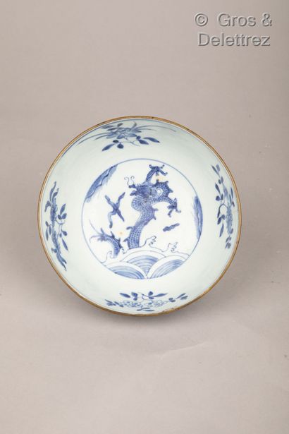 null Vietnam, late 19th century

A blue-white porcelain bowl, decorated inside with...