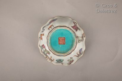 null Chine, fin XIXème siècle

Coupe floriforme en porcelaine et émaux de la famille...