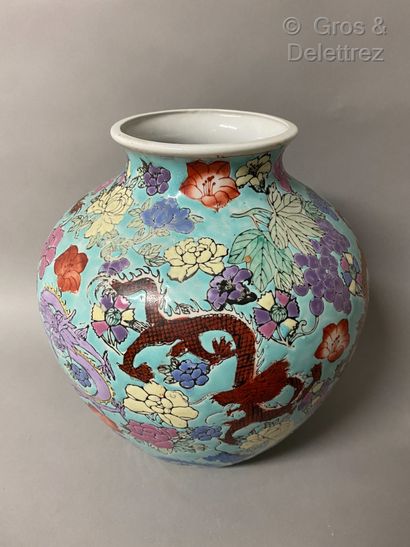 null Vase balustre à petit col évasé en porcelaine décoré en émaux polychromes de...
