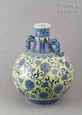 null Vase sphérique à anses en porcelaine à décor émaillé en bleu sous couverte,...