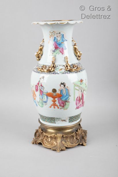 null Chine, fin XIXème siècle

Vase balustre en porcelaine et émaux de la famille...
