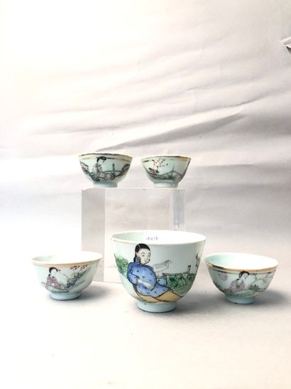 null Chine vers 1930

Suite de quatre petites coupes en porcelaine à décor de femmes...