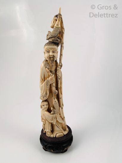 null Chine, vers 1920 Statuette en ivoire, représentant un pêcheur portant ses prises...