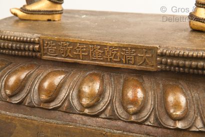 null Art sino-tibétain. Grand sujet en bronze patiné et doré représentant une divinité...