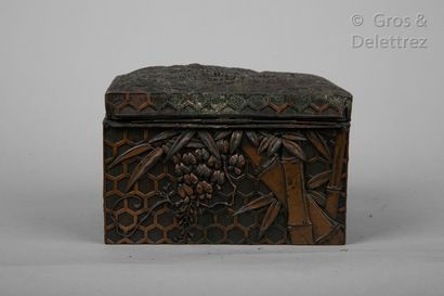null Japan, late 19th century

Rectangular bronze box with one drawer, decorated...