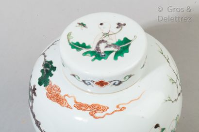 null Chine, XVIIIème Pot à gingembre couvert en porcelaine et émaux de la famille...